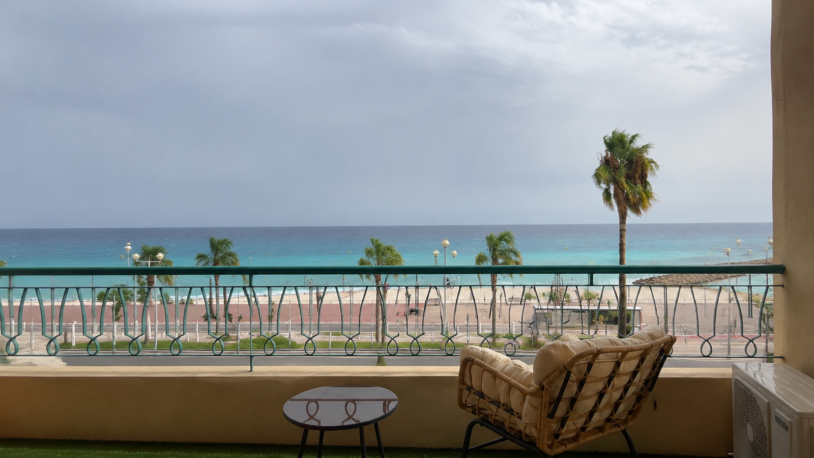 Vue sur la mer et la Promenade des Anglais depuis la terrasse d’un appartement